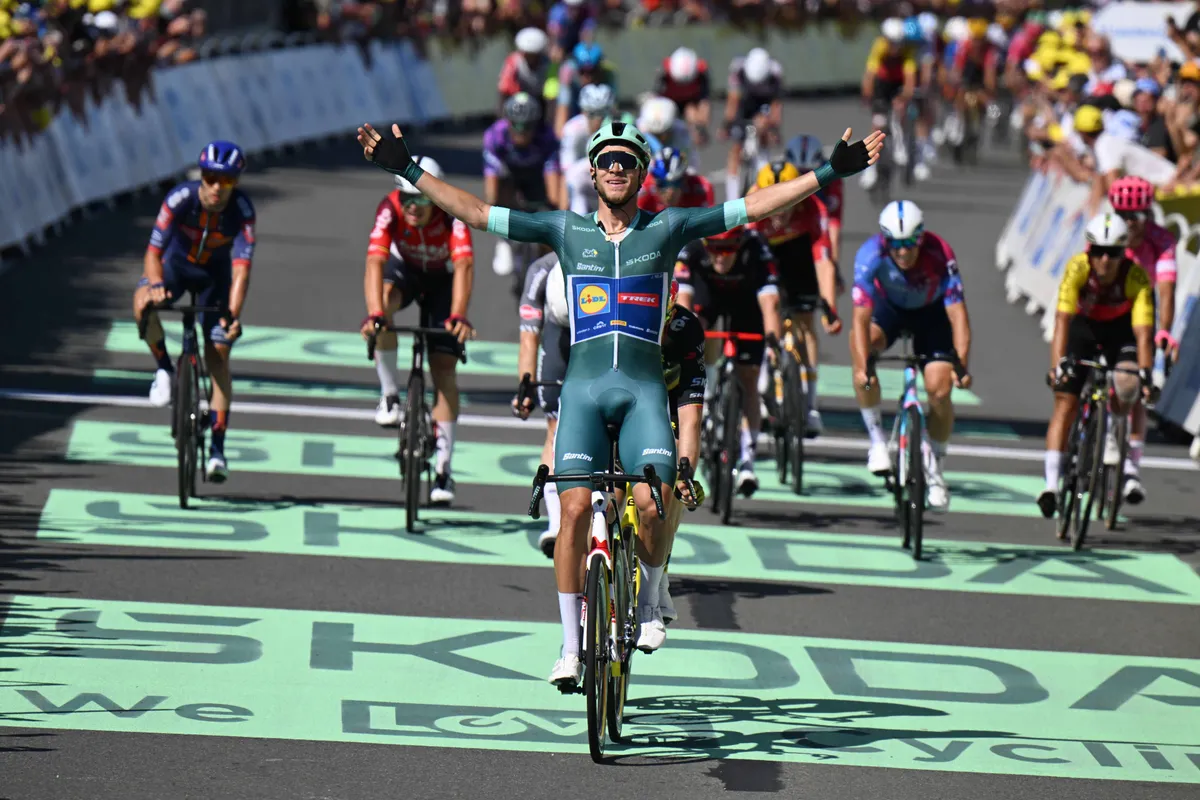 🎥 Samenvatting etappe 8 Tour de France 2025: En plots zijn daar de benen van Wout van Aert