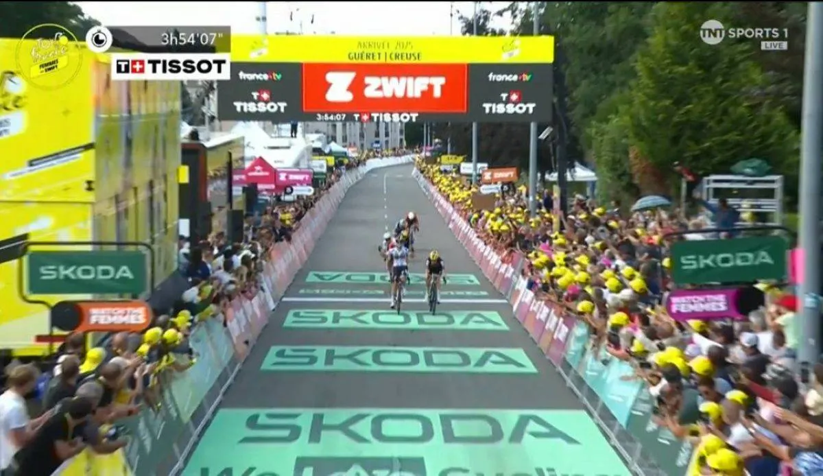 Le Court holds off Vollering in Tour de France Femmes, Vos loses yellow, Pieterse falls behind