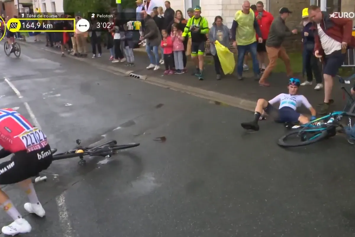 LIVE etappe 2 Tour de France 2025 | Naast val in kopgroep rustig verloop in verraderlijk gladde rit