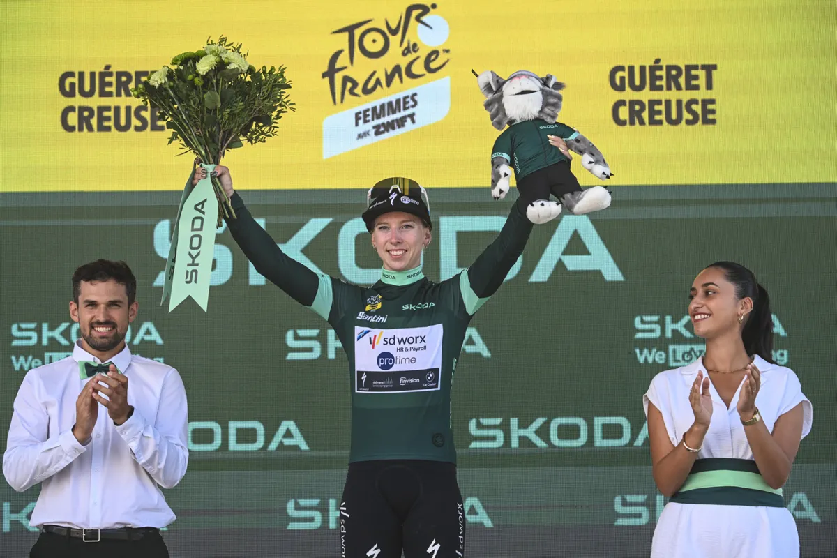 Van der Breggen magistraal, maar vooral Wiebes redt het vege lijf van SD Worx na drama-Tour Kopecky