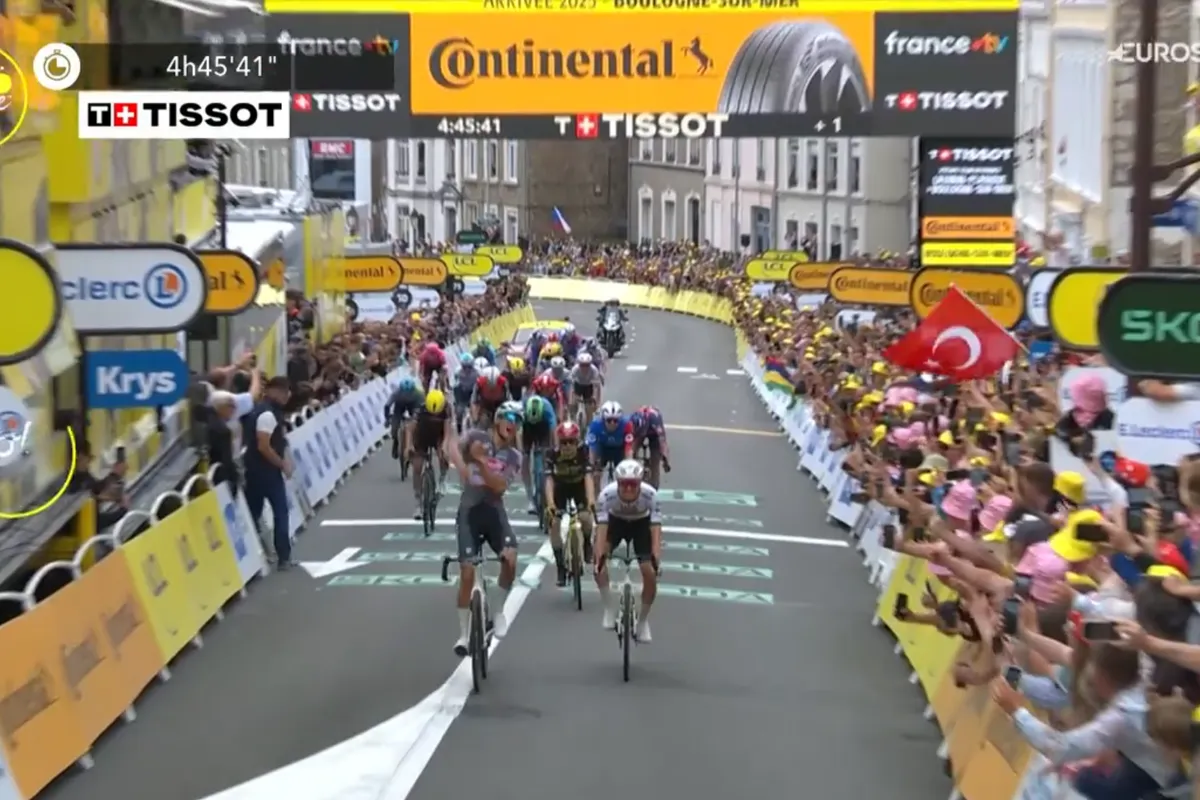 Van der Poel wint na fantastische finale en neemt gele trui over van ploeggenoot Philipsen in tweede rit Tour de France