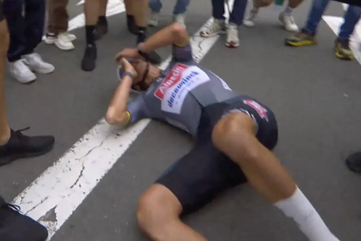 Tweede ritzege Tour Van der Poel extra bijzonder door kloppen Pogacar en Vingegaard: 'Ik zag een voorwiel komen'