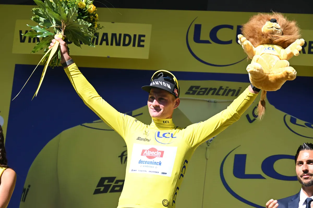 Boetes, tijdstraffen en juryrapport Tour de France 2025 | Er gebeurde van alles, maar wat heeft de jury te vertellen?