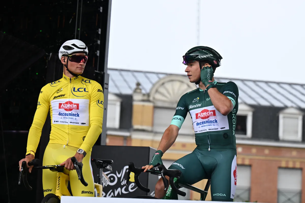 Klassementen Tour de France 2025 | Van der Poel houdt geel, Wellens in de bollen en Philipsen moet na opgave groen afstaan