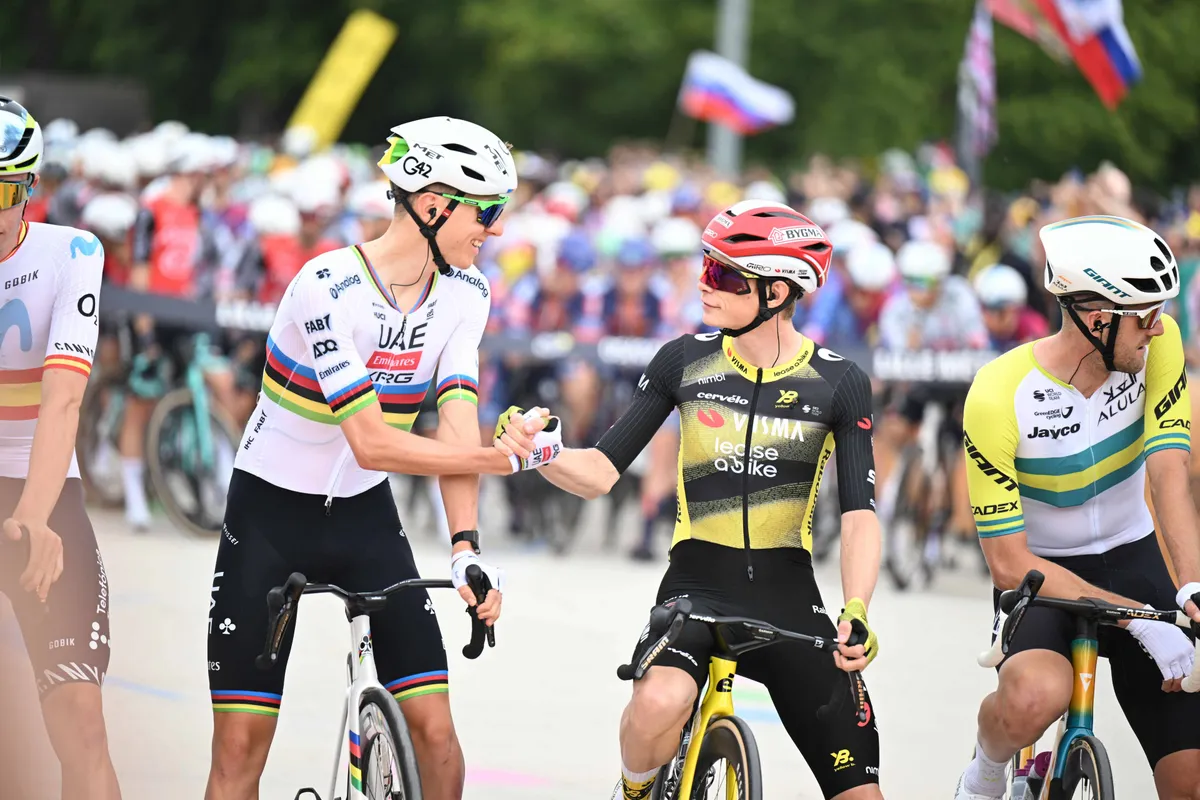 Of course, Vingegaard and Pogacar are engaged in the echelon battle, but Movistar is also celebrating after gaining time