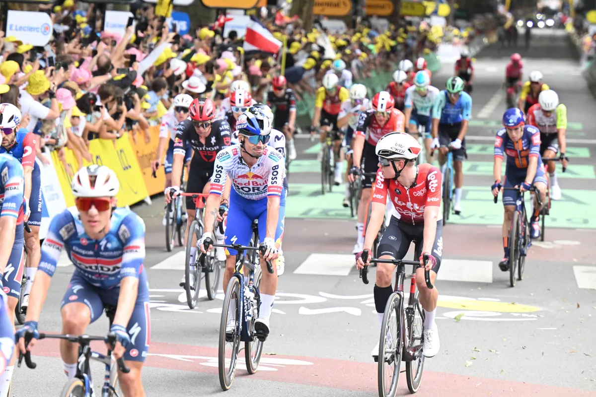 'Bewust geen risico's genomen en dat doen we in rit 2 ook niet'; Red Bull-BORA-hansgrohe beschermt Roglic en zijn 8 weken voorbereiding
