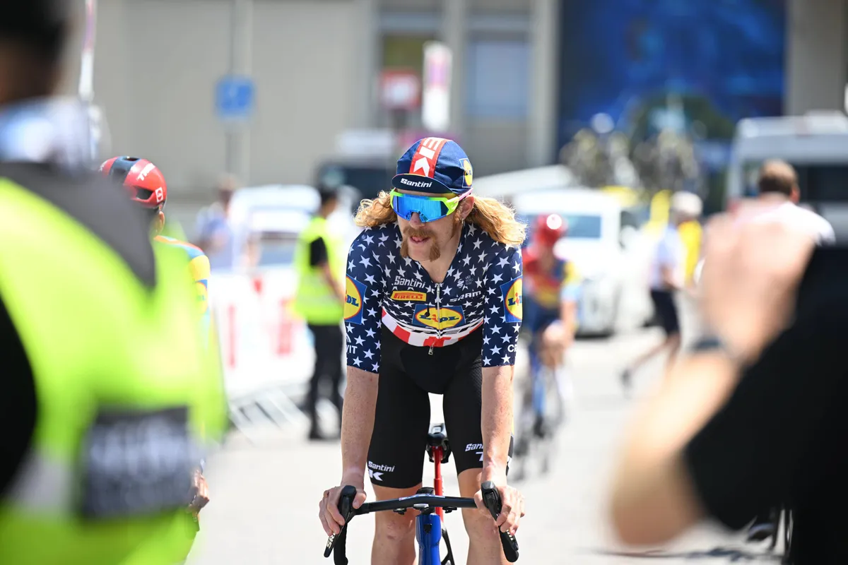 Showman Simmons criticizes "boring’ cycling: "You need to give people something to watch"