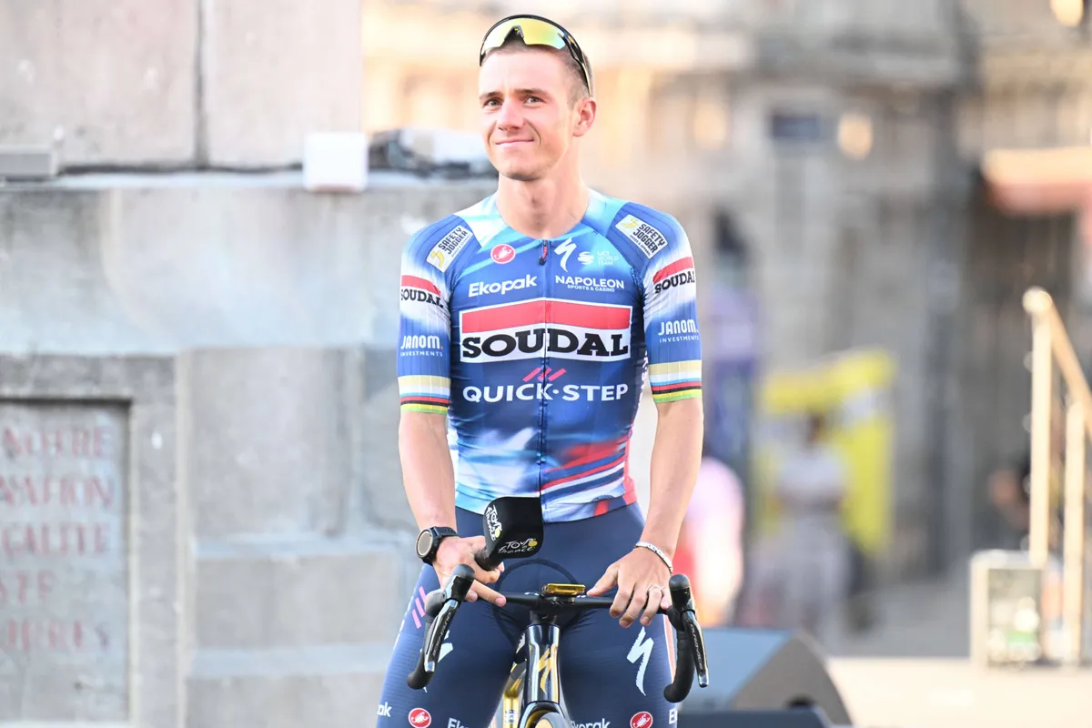 Evenepoel worstelt met wattages en klaagt over transferdroogte bij Quick-Step: 'Landa gaat ook niet meer tot zijn 60e koersen'