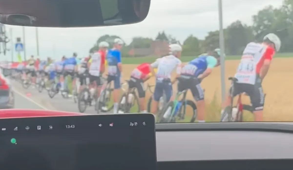 🎥 Groepsritueel of nerveus plasje? Volledig Tourpeloton aan sanitaire stop in eerste etappe Tour de France