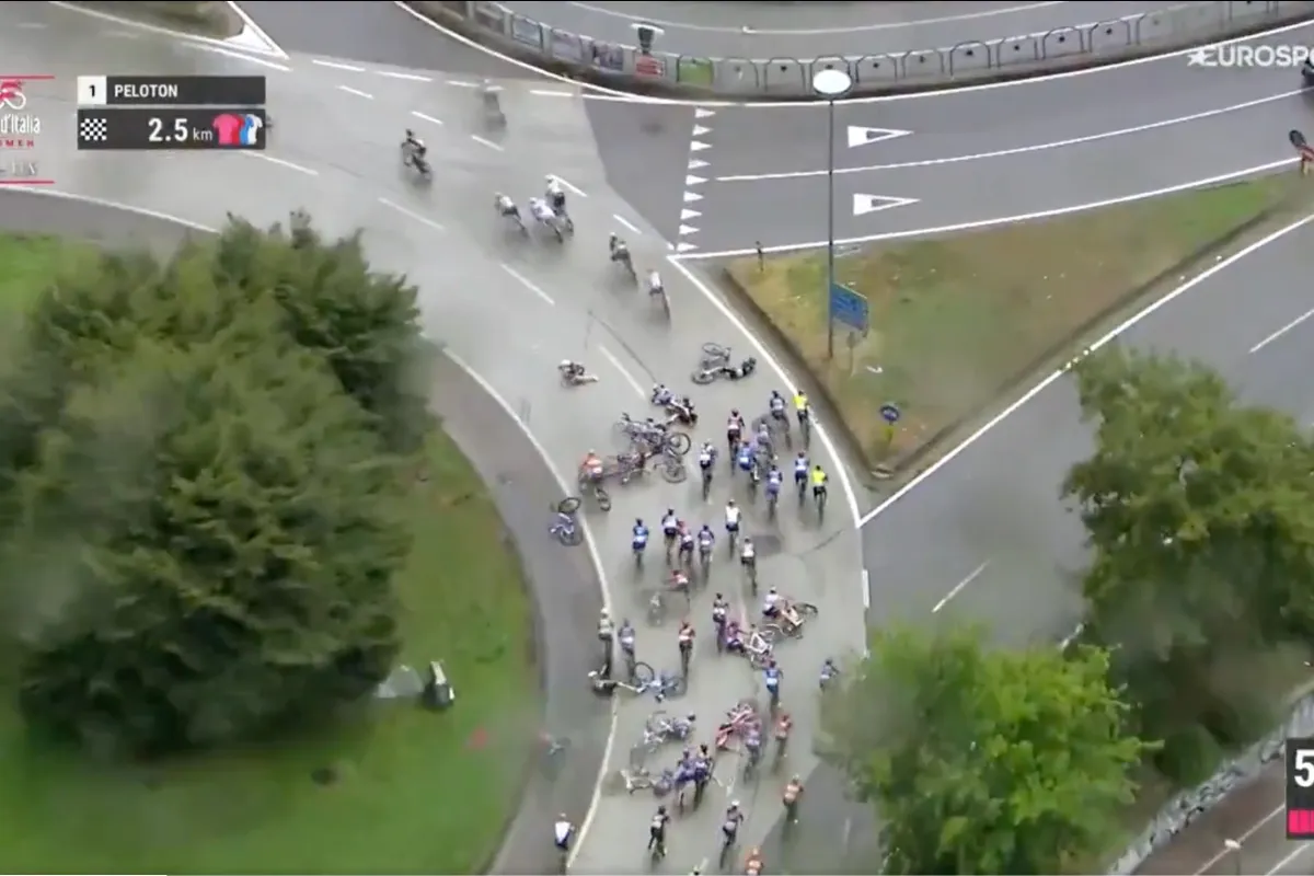 Regen en gladde wegen zorgen voor chaos en grote valpartij in finale Giro, Wiebes wint uit kleine groep na lead-out Kopecky