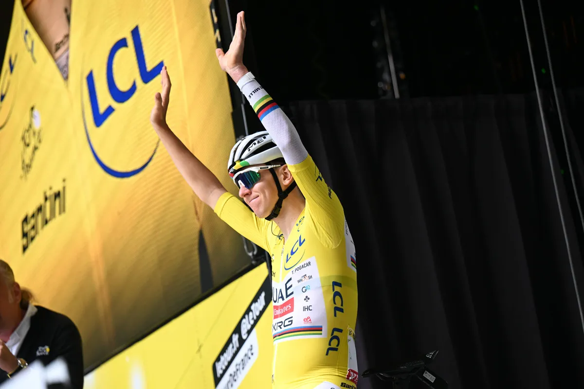 Ondertussen in het peloton | 📸 UAE Emirates-XRG heeft voor slotetappe Parijs gele fiets voor Tadej Pogacar