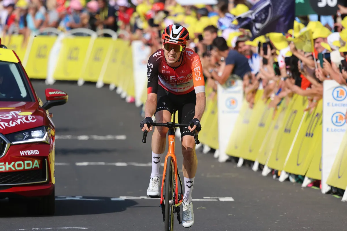 LIVE etappe 12 Tour de France 2025 | Visma neemt over in peloton op eerste Col, Arensman na wegvallen Van der Poel nog wel in kopgroep
