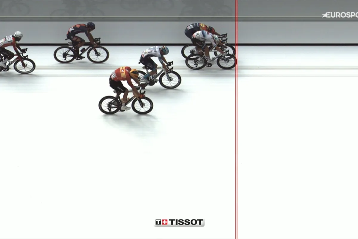 Tim Merlier blijft overeind en wint massasprint na fotofinish van Milan, Philipsen na eerdere val uit de Tour