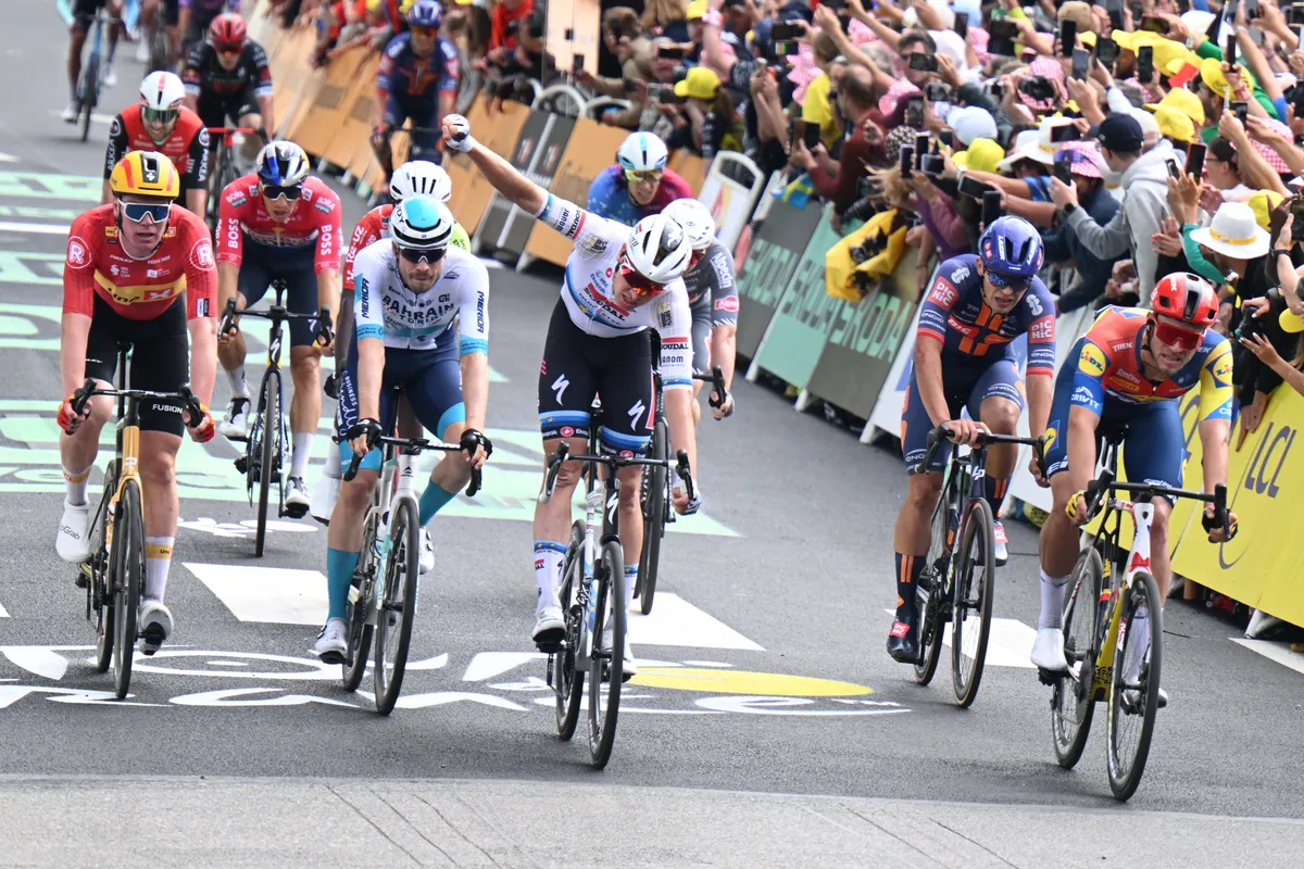 🎥 Samenvatting etappe 3 Tour de France 2025: Merlier wint chaotische sprintersetappe na uitvallen Philipsen