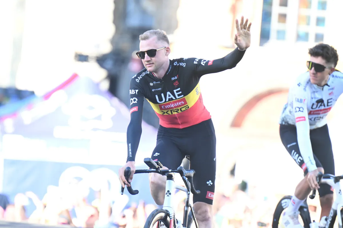 LIVE etappe 15 Tour de France 2025 | Wellens springt weg bij vluchtgenoten in finale heuveletappe