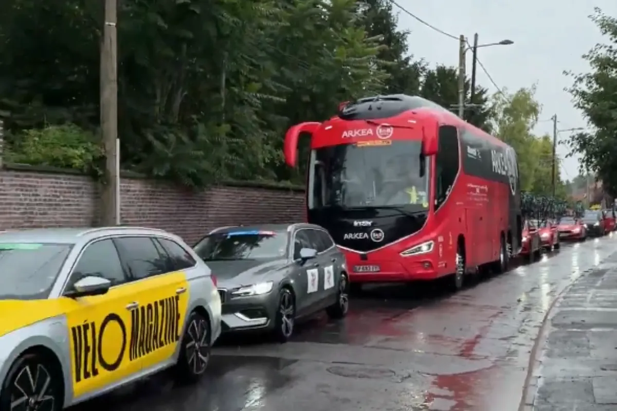 LIVE etappe 2 Tour de France 2025 | Regen en verkeerschaos zorgen voor uitgestelde start