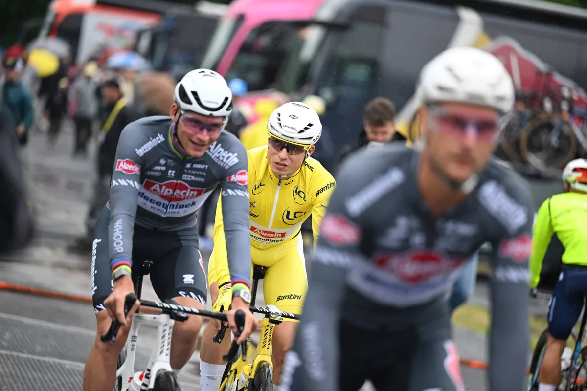 Klassementen Tour de France 2025 | Van der Poel vier jaar na Mûr de Bretagne weer geel, Philipsen naar groen