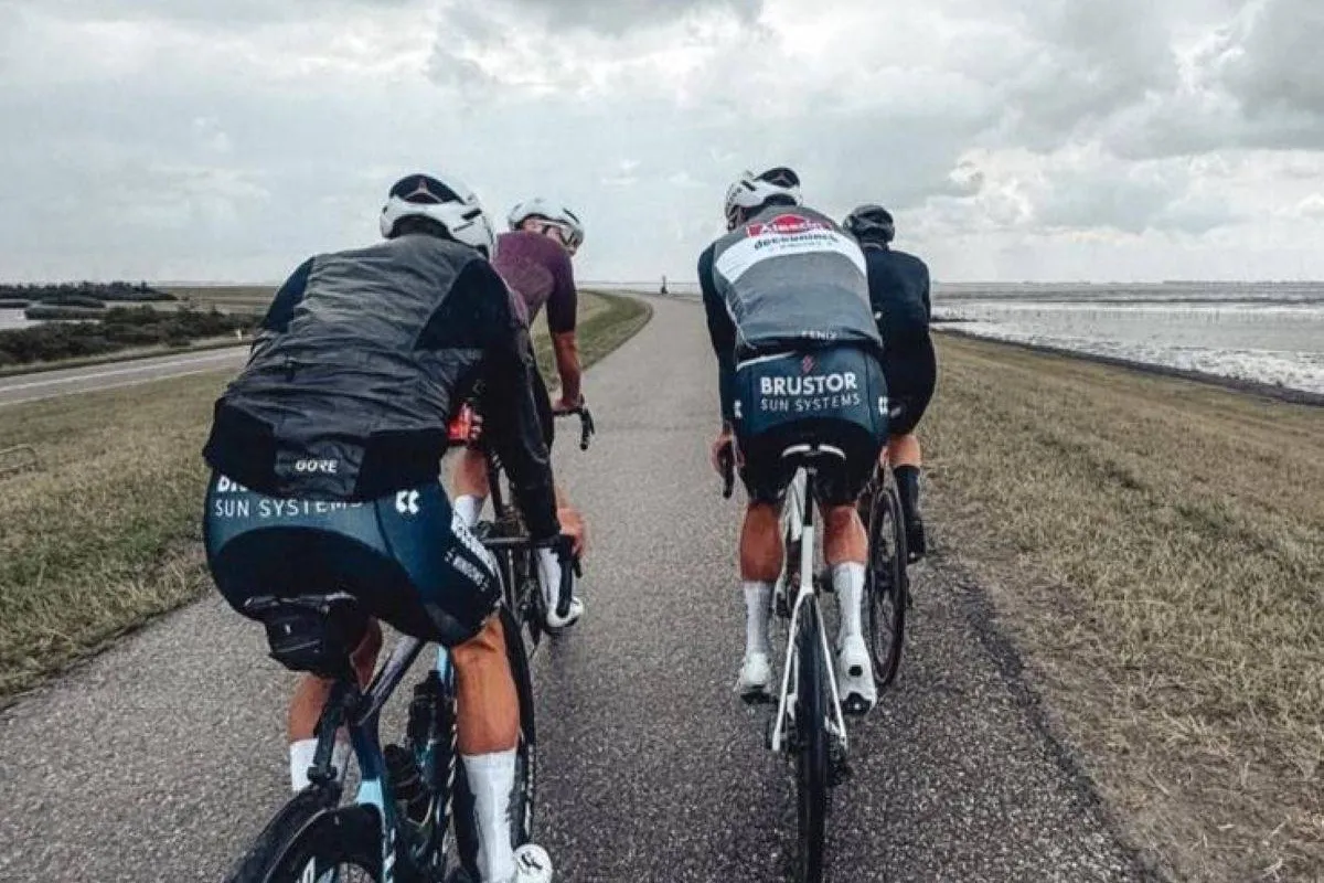 Van der Poel na longontsteking weer op de fiets, ook Philipsen fietst wonderbaarlijk mee na harde val