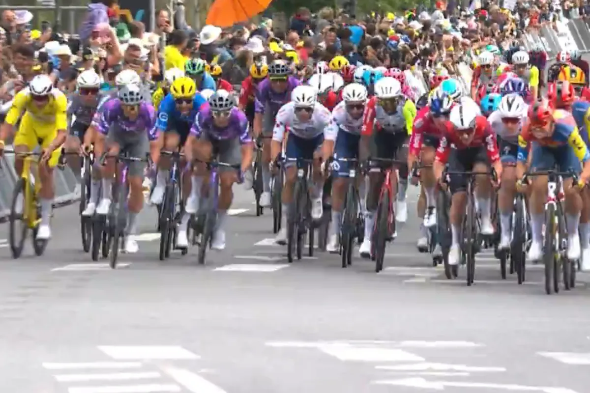 Mathieu van der Poel legt uit waarom hij na val Jasper Philipsen bewust de zijkant koos in eindsprint 3e etappe Tour de France