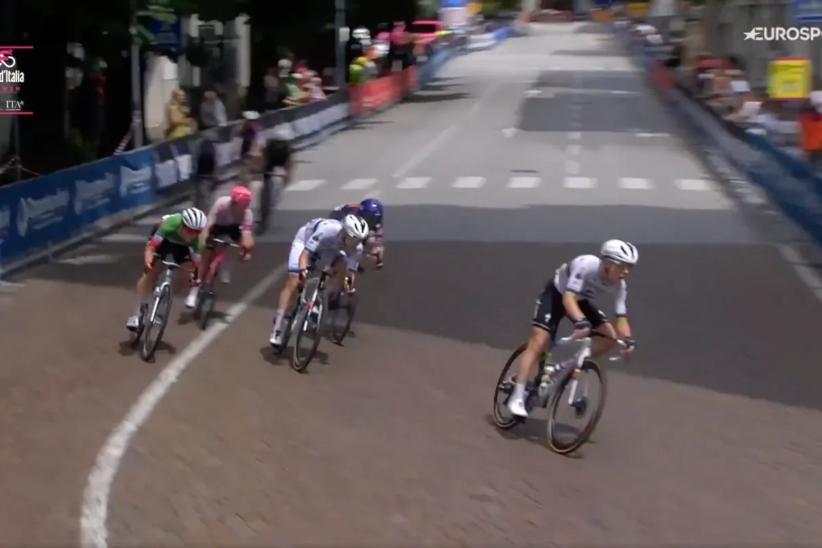 🎥 Winnares Wiebes moest in laatste bocht gaatje laten op Kopecky: 'Ik voelde mijn wielen wegglijden'