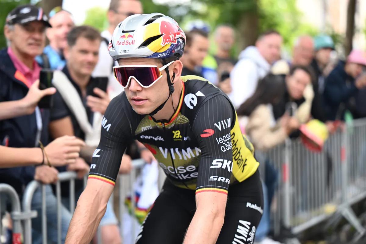 Van Aert 'niet bijzonder genoeg' in zware heuvelrit Tour de France, makker Benoot ziet hem dag per dag beteren