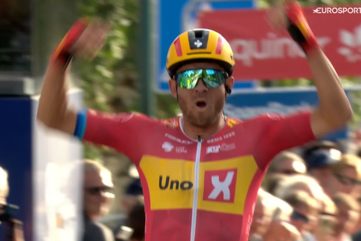Sterke beer Kristoff kan het nog en spurt met fietslengtes voorsprong naar nummer 98, leider Strong valt
