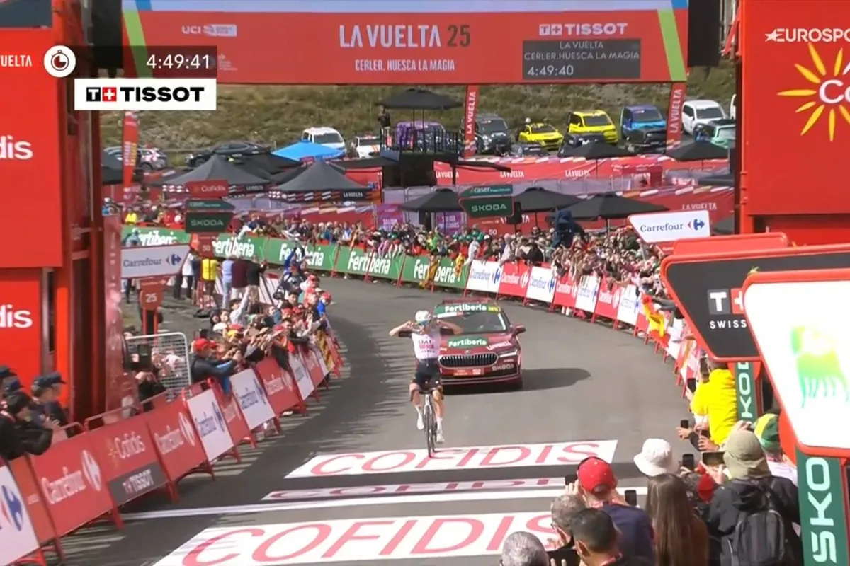 Feniks Ayuso slaat - met vingers in de oren - terug in Vuelta a Espana: Vingegaard houdt zich afzijdig