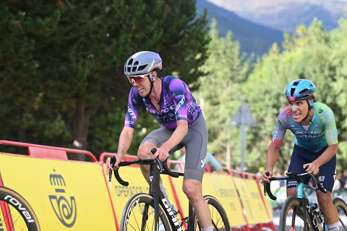 Deelnemers, rugnummers & uitvallers Vuelta a Espana 2025 | Tegenvaller voor Jayco AlUla, dat Ben O'Connor ziet afstappen