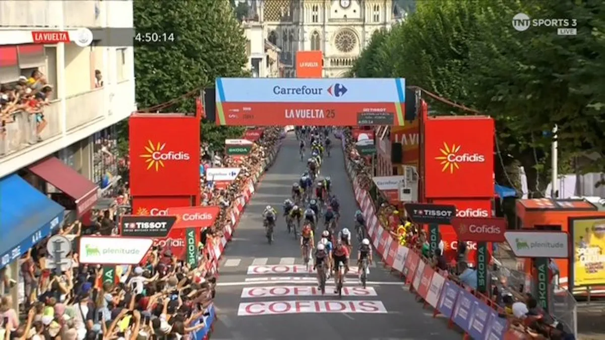 Nieuwe Vuelta-verrassing op dag vier: last-minute ingevlogen Turner wint met machtige sprint, Vingegaard is rood kwijt
