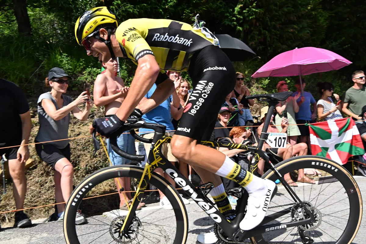 Tiesj Benoot en Cian Uijtdebroeks verkopen huid Visma | Lease a Bike duur in Baskenland