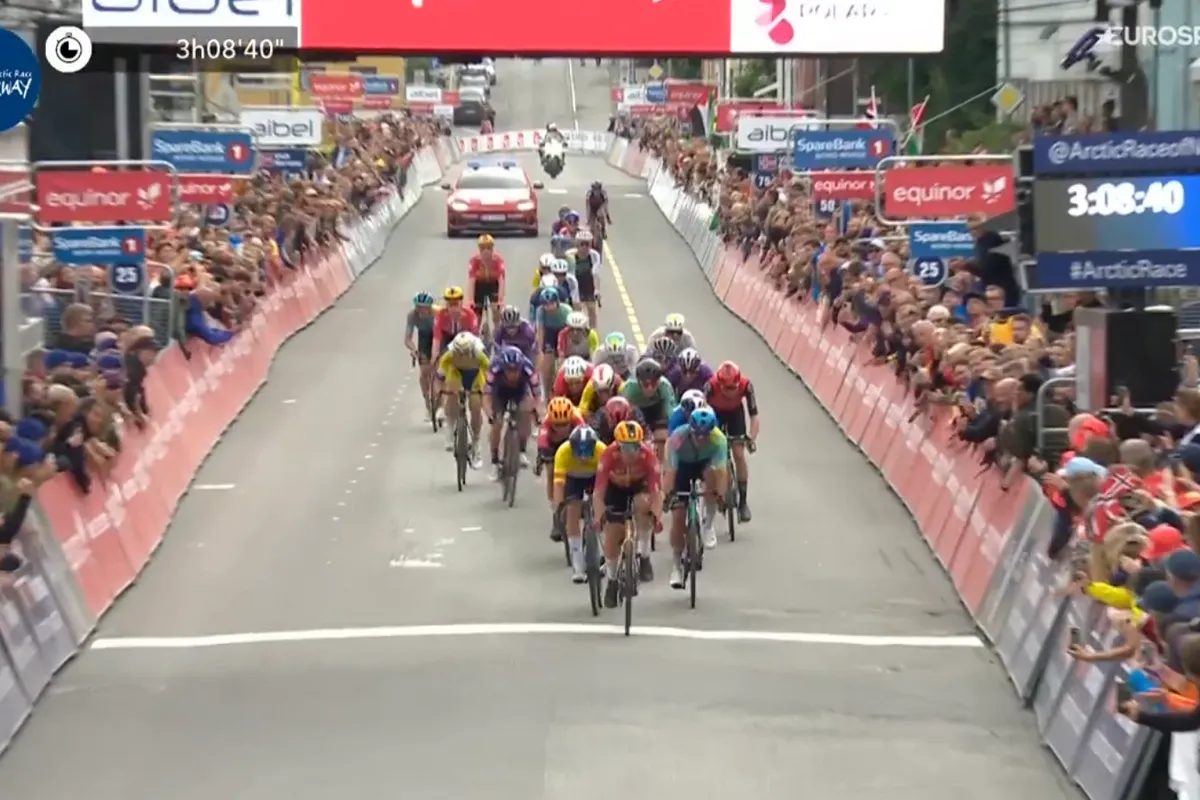 Strong slaat aanval Pidcock simpel af en stelt eindzege Arctic Race of Norway veilig, maar moet ritzege aan Dversnes laten