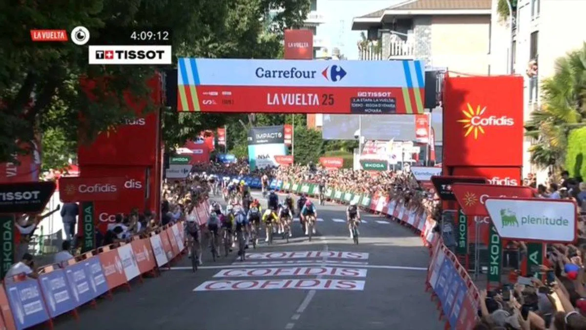 Na het geel nu het rood! Philipsen maakt perfecte lead-out machtig af en slaat dubbelslag in eerste rit Vuelta