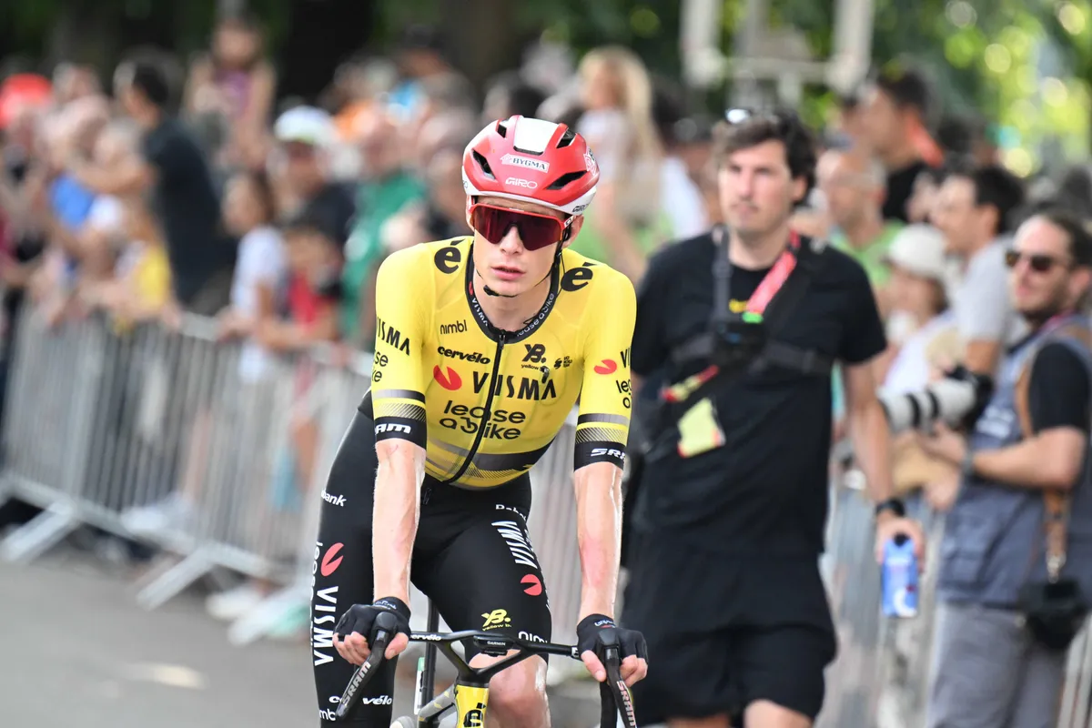 LIVE etappe 2 Vuelta a Espana 2025 | Grote valpartij in kletsnatte rotonde, veel Visma | LaB-mannen tegen de grond
