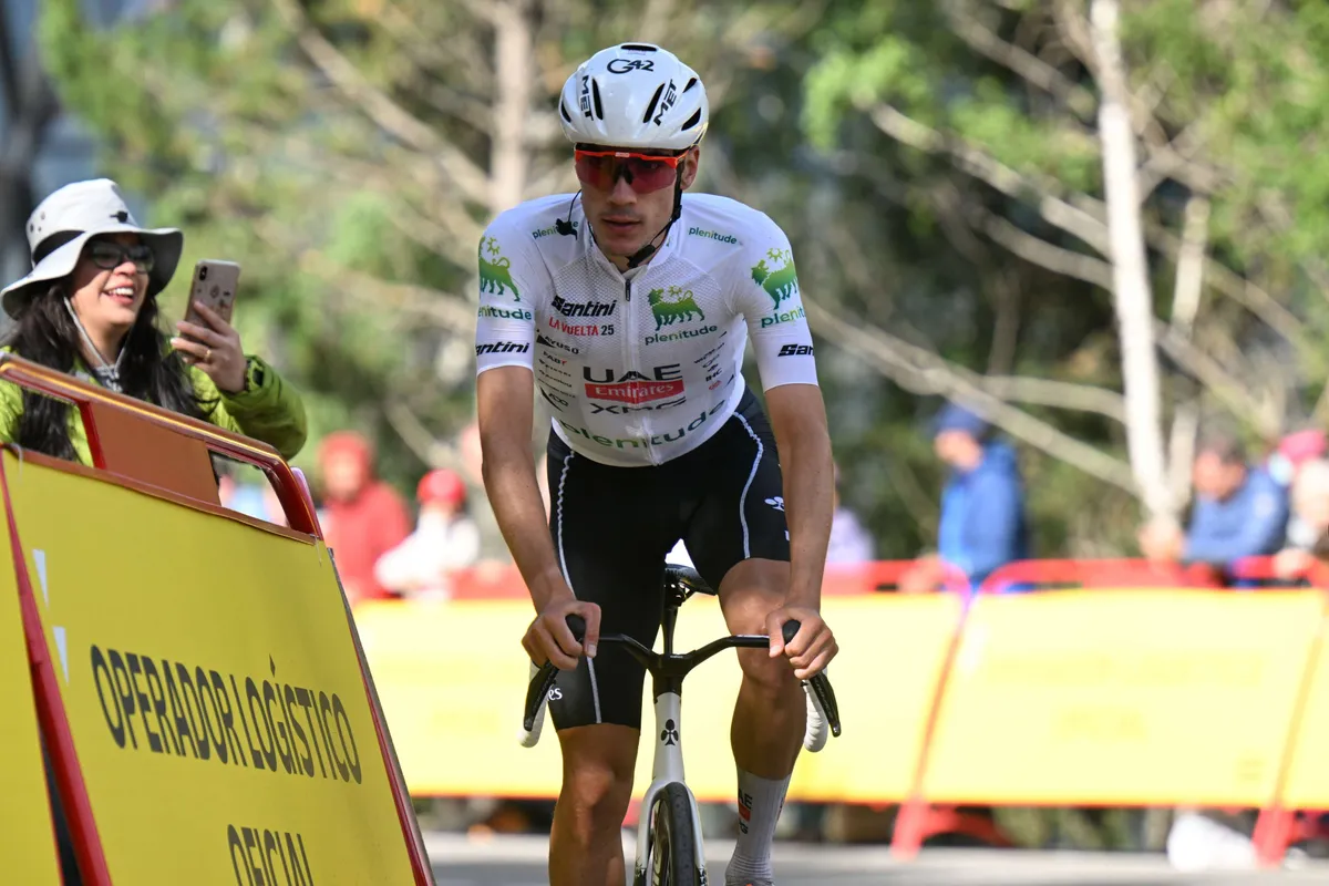LIVE etappe 7 Vuelta a Espana 2025 | Ayuso meteen ten aanval, samen met Pedersen