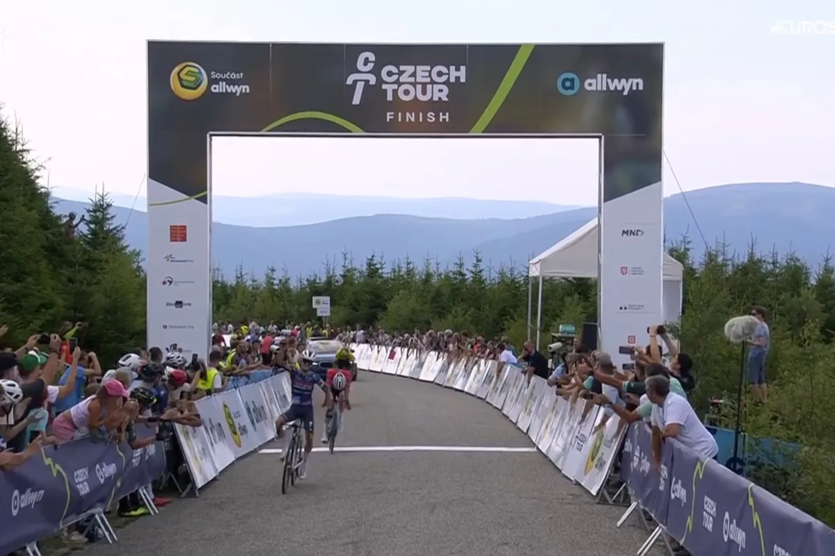 Belgische klimtalenten domineren etappe 2 Ronde van Tsjechië: Lecerf krijgt rode loper van Uijtdebroeks