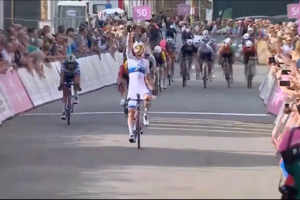 🎥 Wie anders dan Lorena Wiebes is de snelste in de GP Lucien Van Impe, Nederlandse wint met lengtes eindsprint