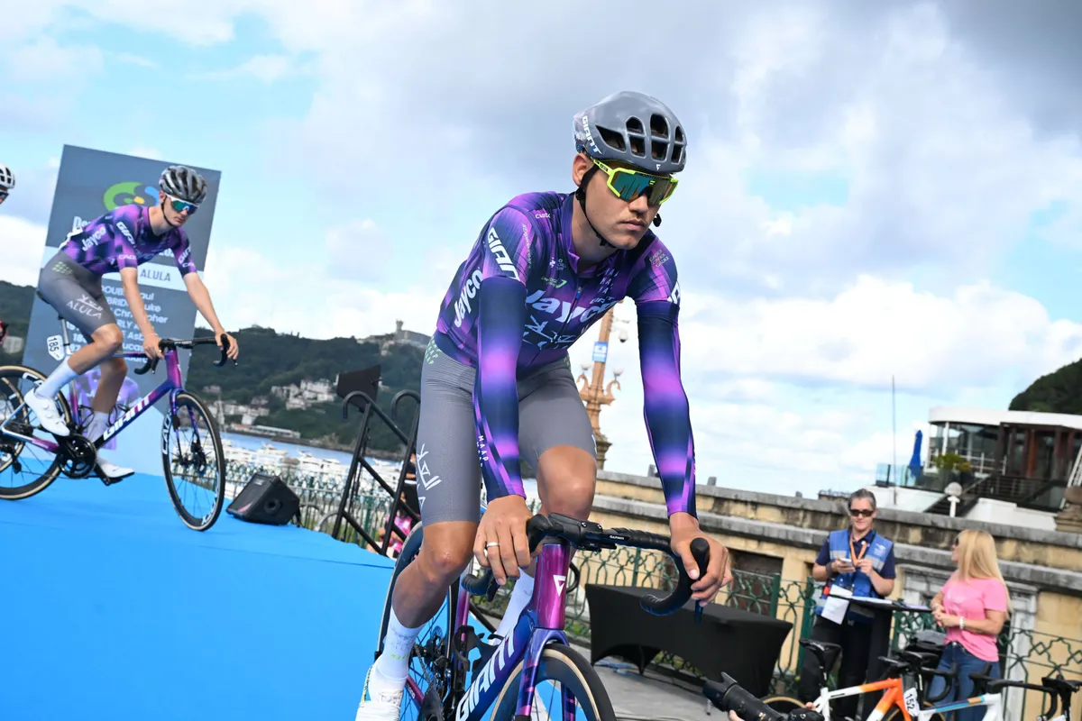 LIVE Clasica San Sebastian 2025 | Plapp gooit als eerste bommetje in peloton, Nederlanders voorn gelost