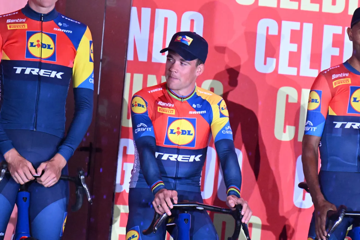 LIVE etappe 3 Vuelta a Espana 2025 | Wie doet Pedersen wat in dit kolfje naar zijn hand?