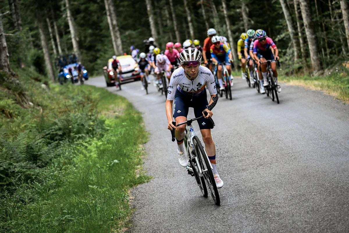 Sensatie Squiban voert bisnummer op in Tour de France Femmes, AG Insurance-dames redden hun vege lijf in de afzink van eerste Alpencol