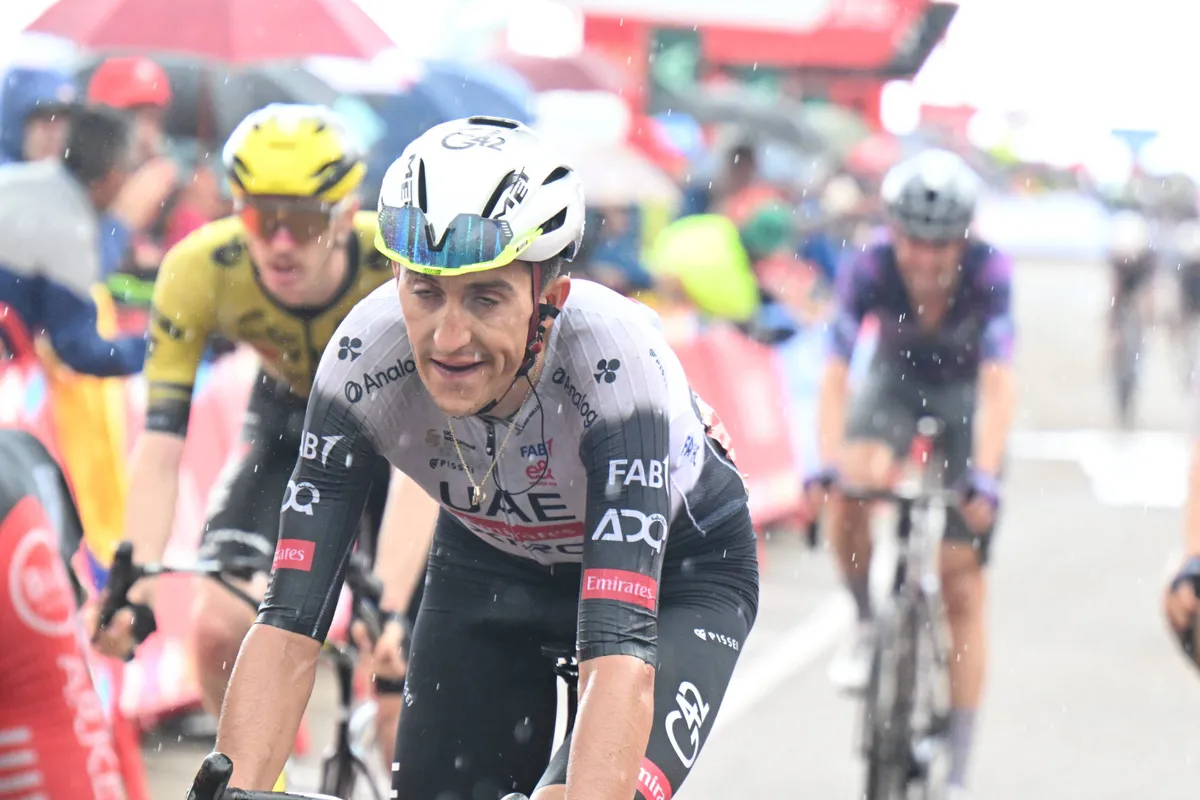 LIVE etappe 12 Vuelta a España 2025 | Kopgroep van meer dan 40 renners op pad
