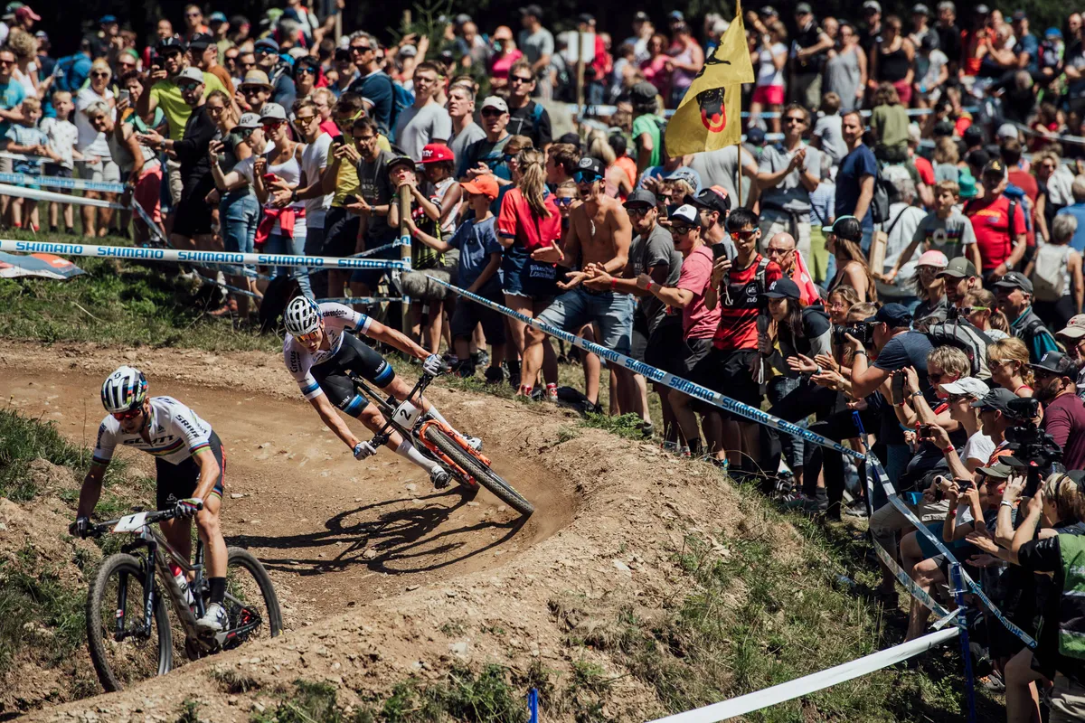 Schurter en Van der Poel spelen elkaar mooie woorden toe richting WK MTB: 'Wat Nino zo goed maakt?'
