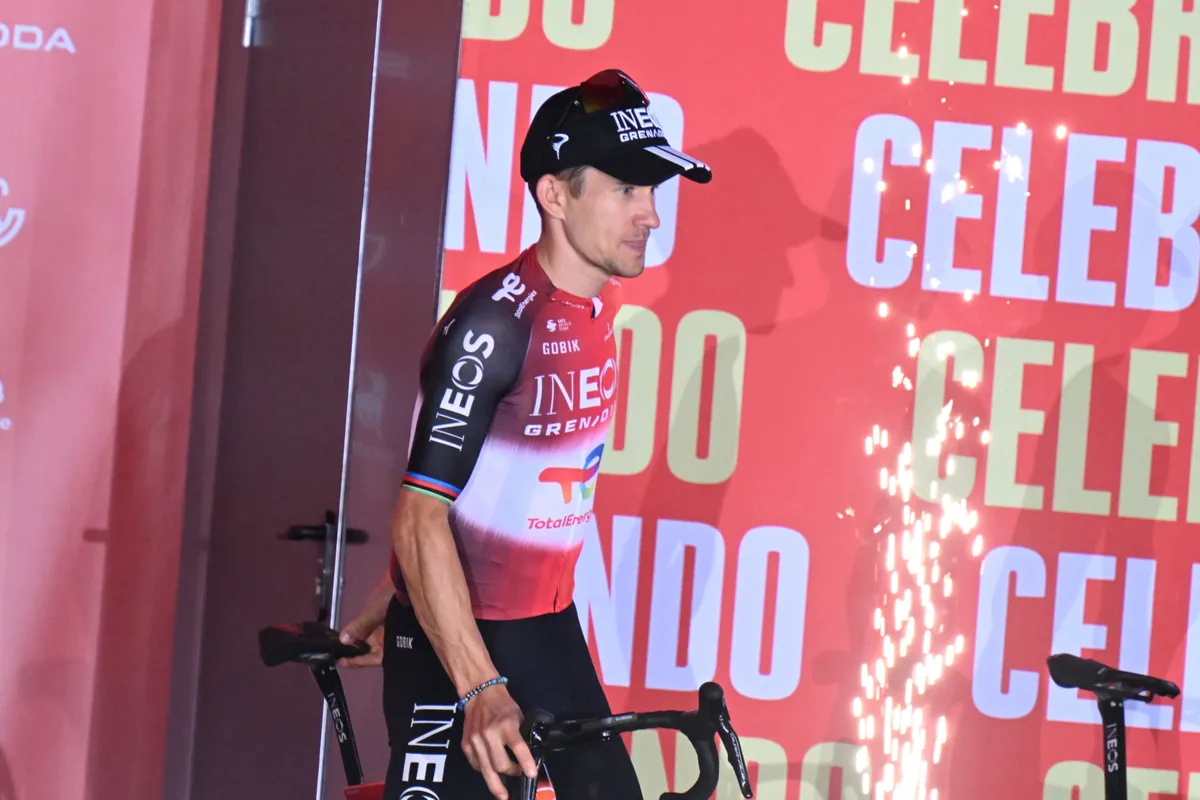 LIVE etappe 9 Vuelta a España 2025 | Na ziedende openingsfase lijkt de kopgroep eindelijk gevormd te zijn