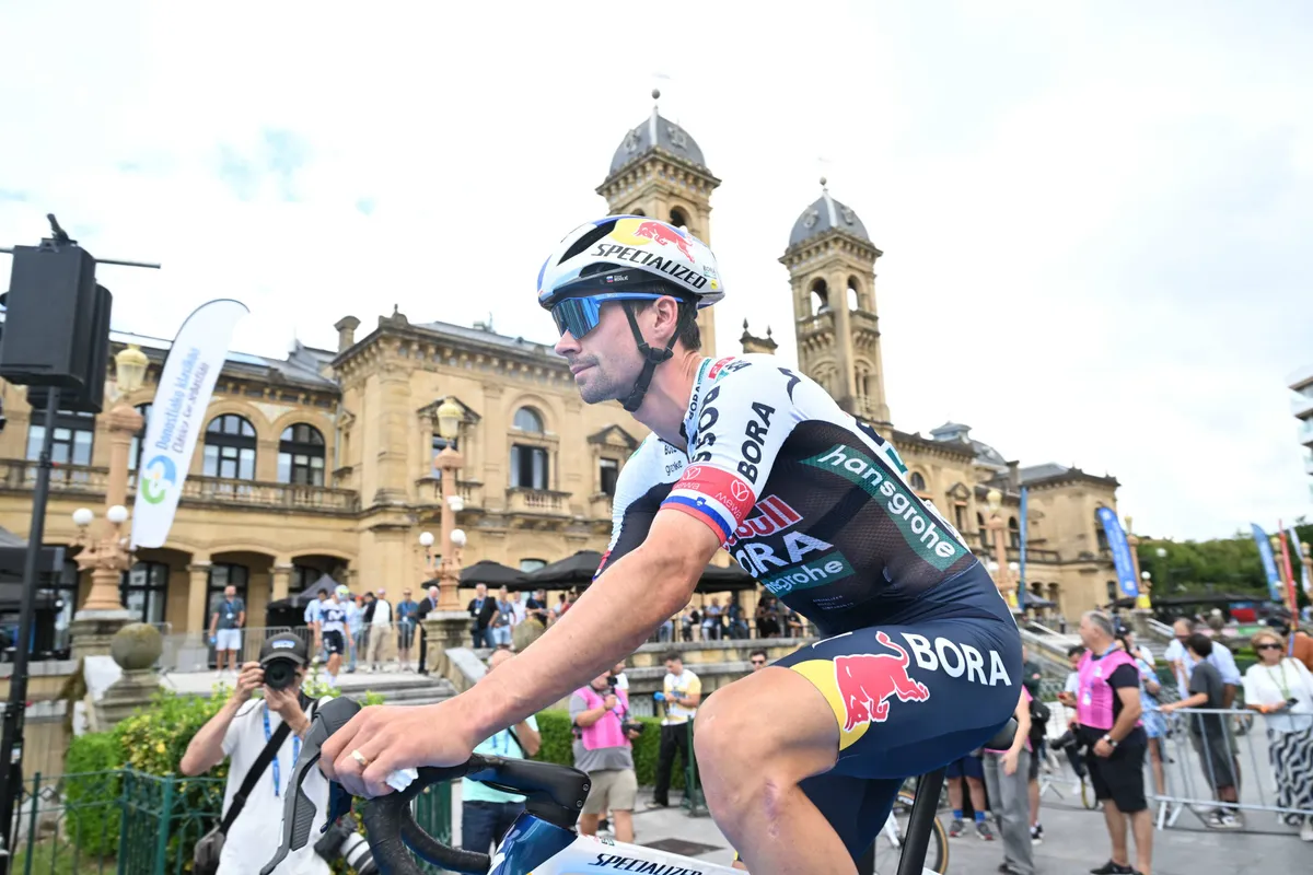 LIVE Clasica San Sebastian 2025 | Roglic dropt eerste bom, Uijtdebroeks zeer sterk aan het rijden