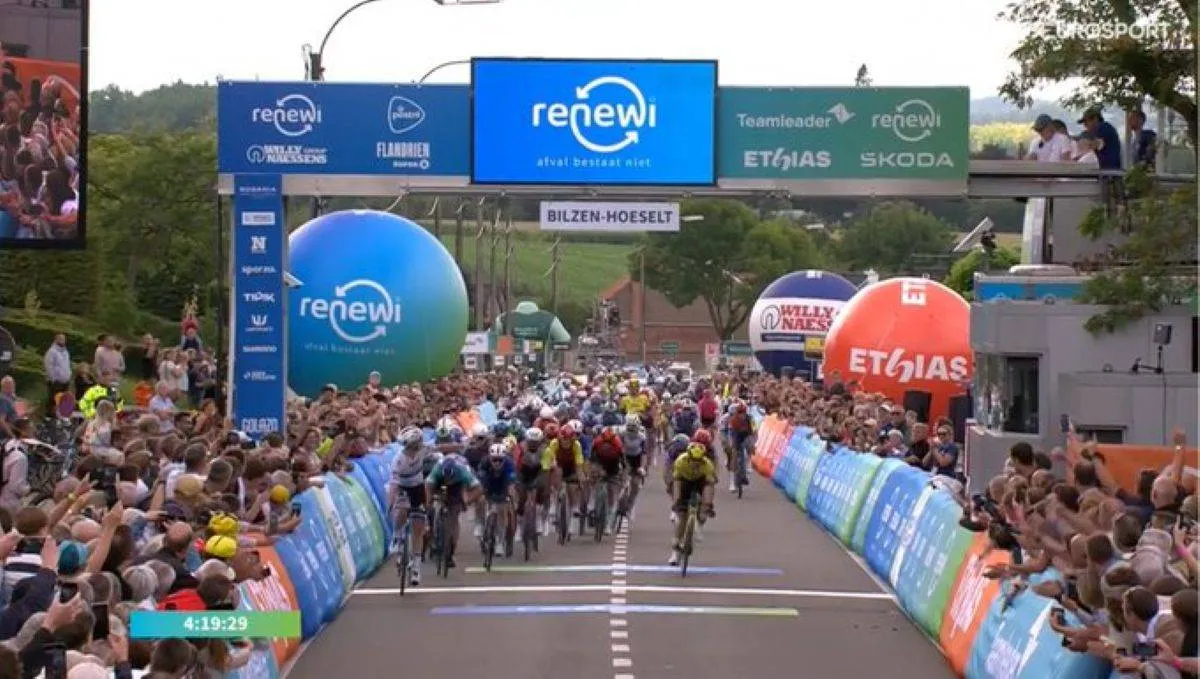 Merlier overklast te vroeg sprintende Kooij en pakt 14e seizoenszege in vierde rit Renewi Tour