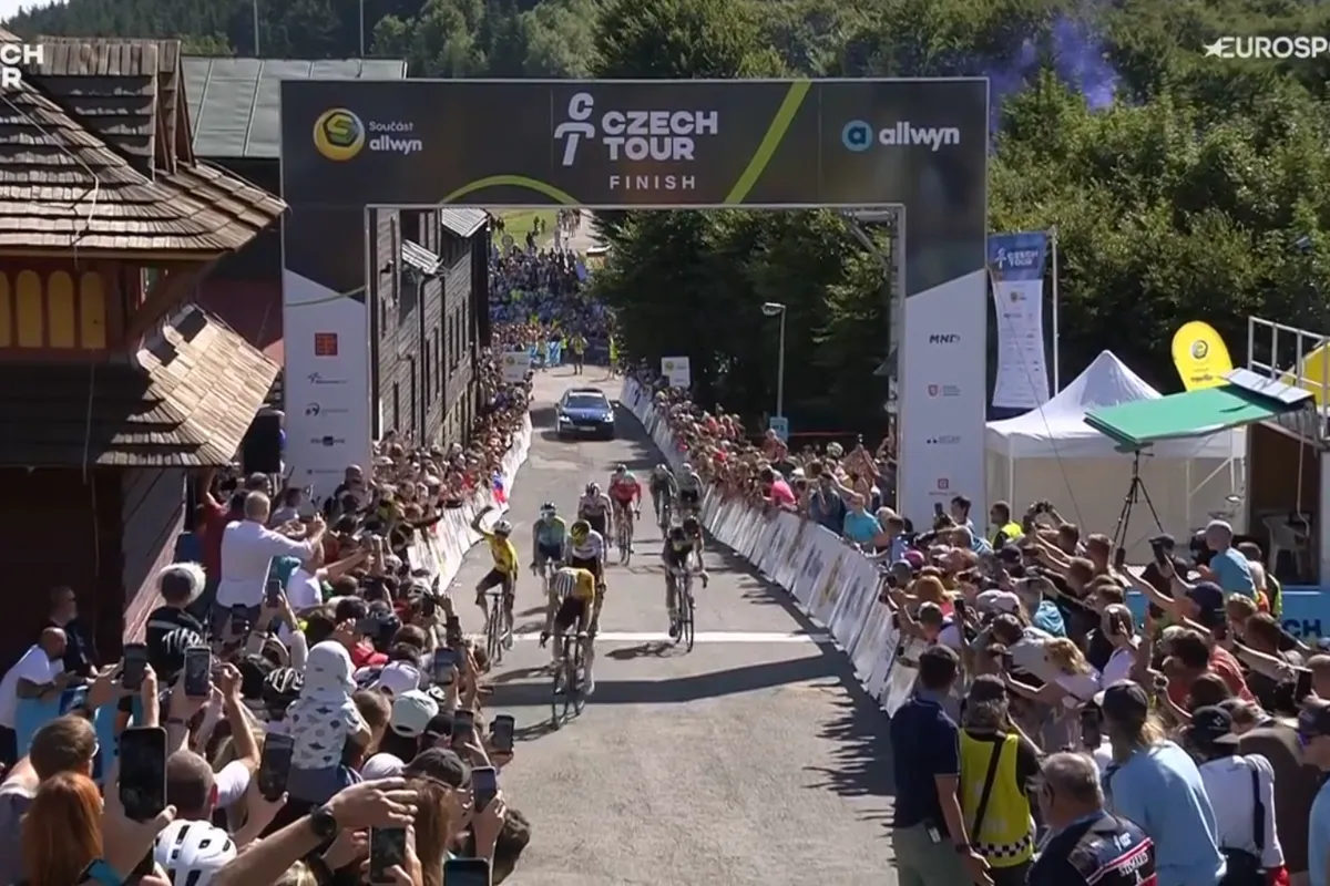 Uijtdebroeks looked set to win the stage and the classification, but lost momentum in the final meters, conceding victory to Lecerf