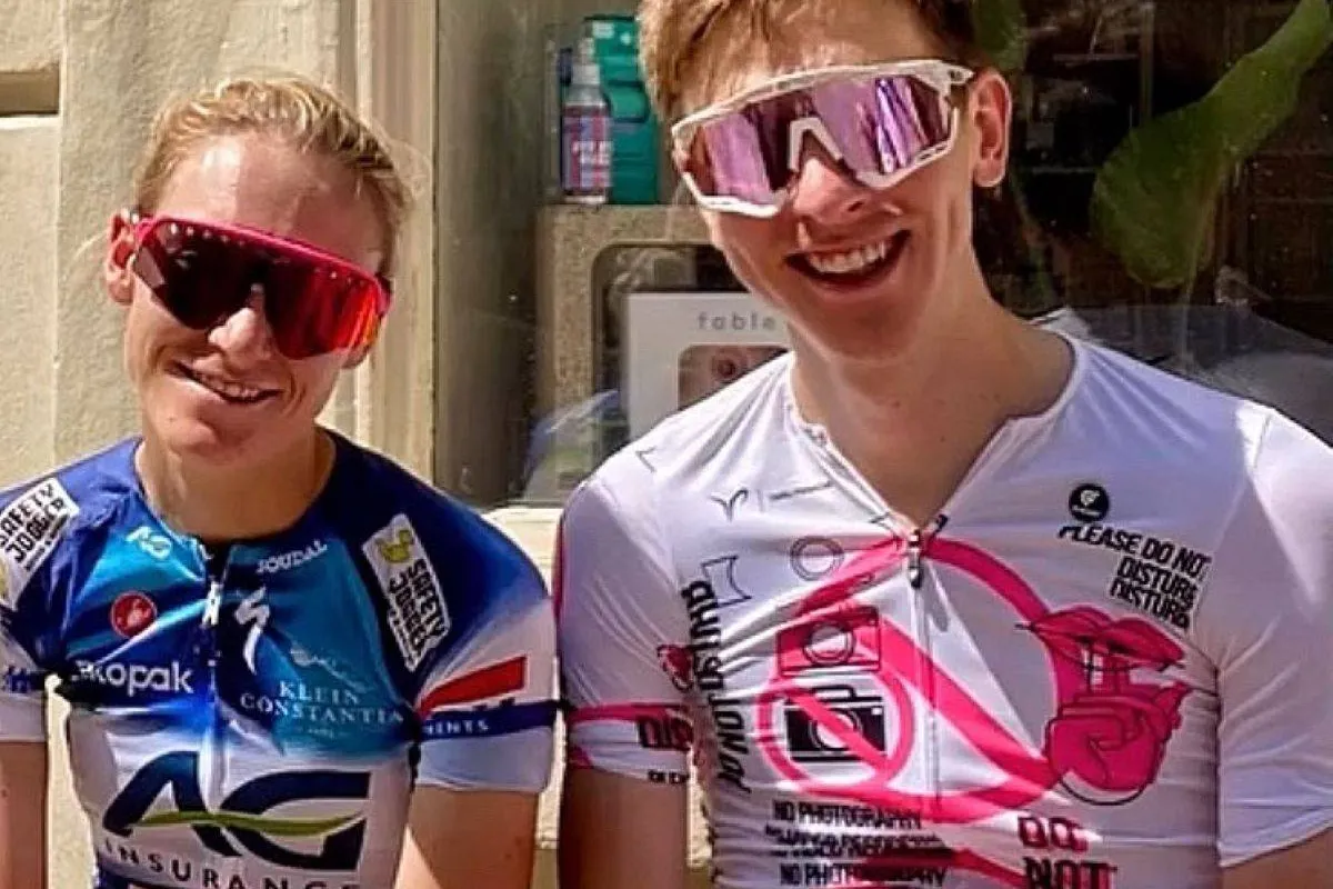 📸 Tadej Pogacar wil even niet gestoord worden en laat dat merken middels opvallende kledij
