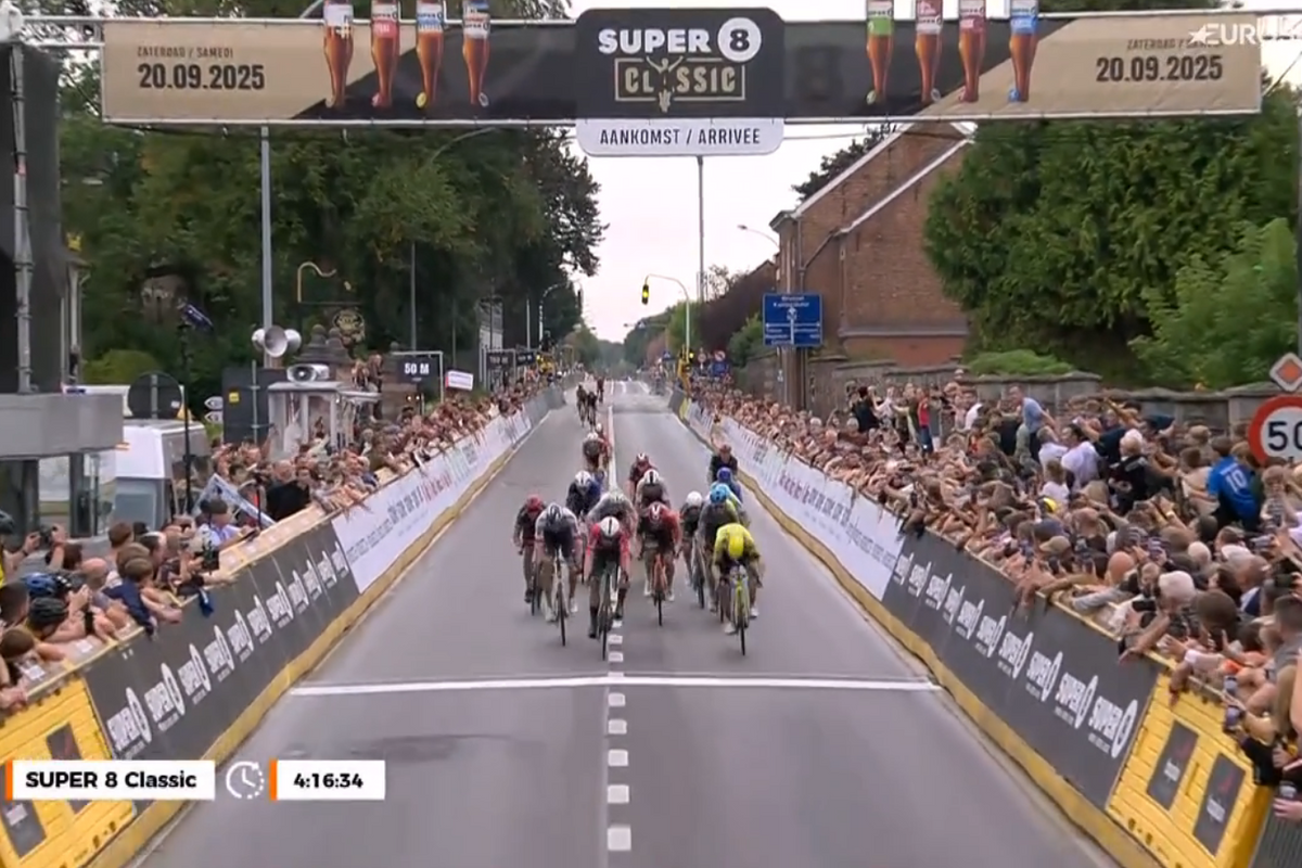 Van Aert verzet bergen werk voor Brennan, die op de meet wordt geklopt door De Lie in SUPER 8 Classic