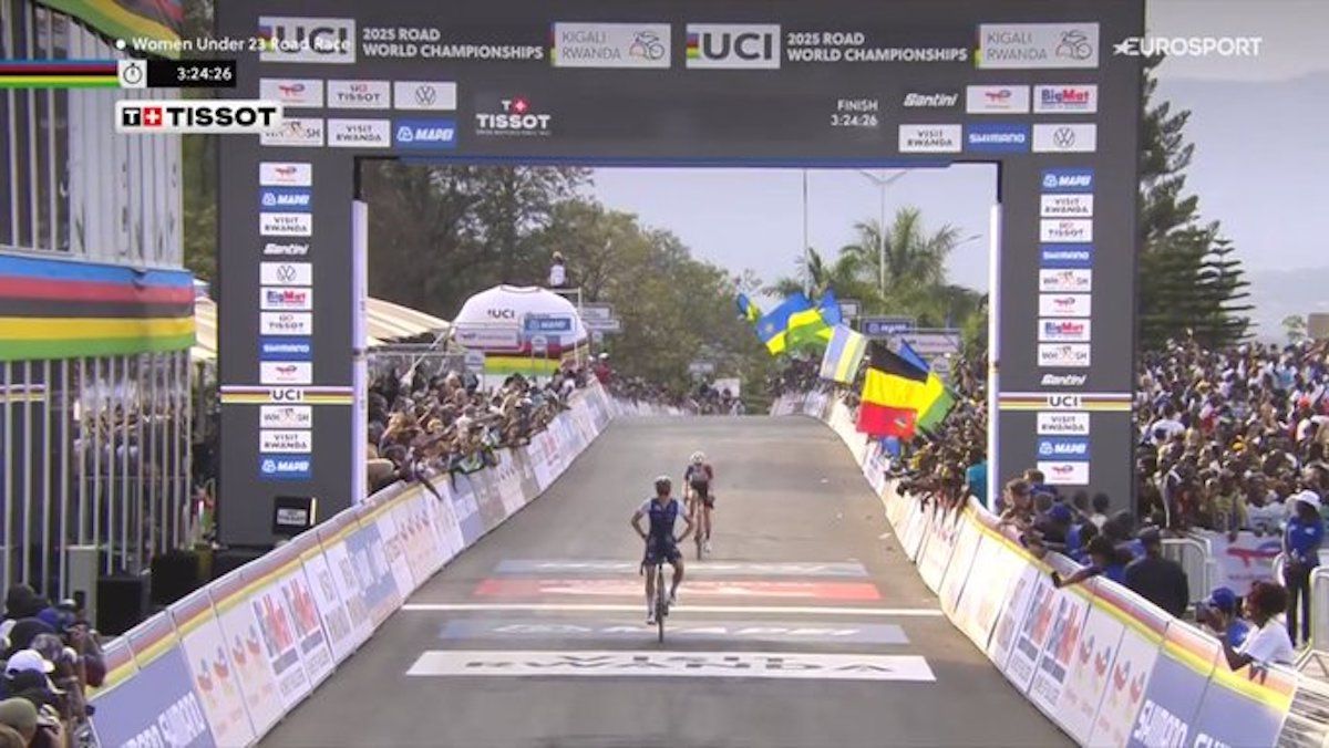 Dat belooft voor de elite: Célia Gery dankt Visma-ploeggenote en wordt wereldkampioene bij de beloften na geweldige afvalrace