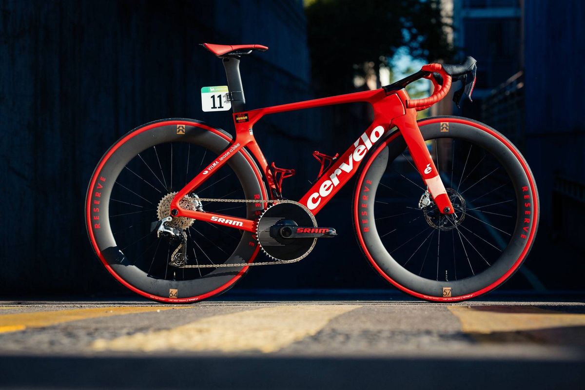 LIVE etappe 21 Vuelta a España 2025 | Visma in speciaal tenue, Vingegaard op rode Cervélo in Madrid