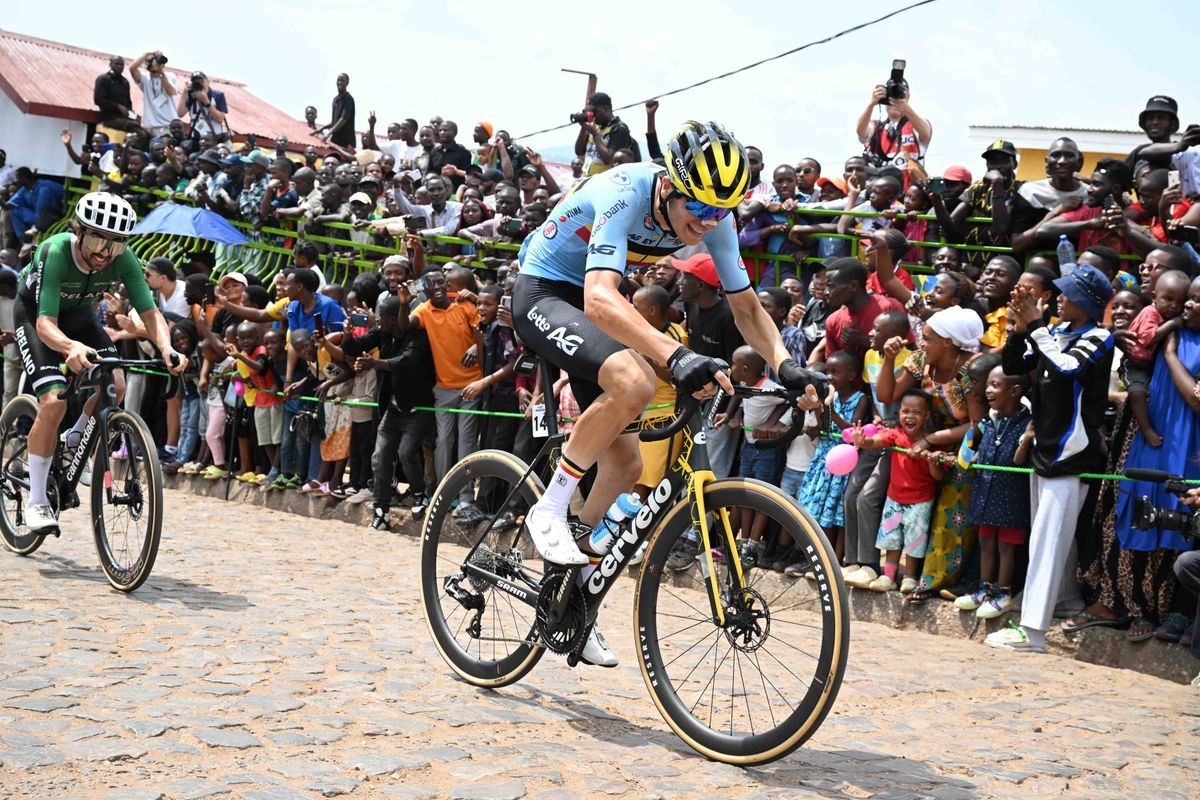 WK-debutant Cian Uijtdebroeks verlaat Rwanda met trots na goede prestatie (en vriendin als kersvers wereldkampioene)